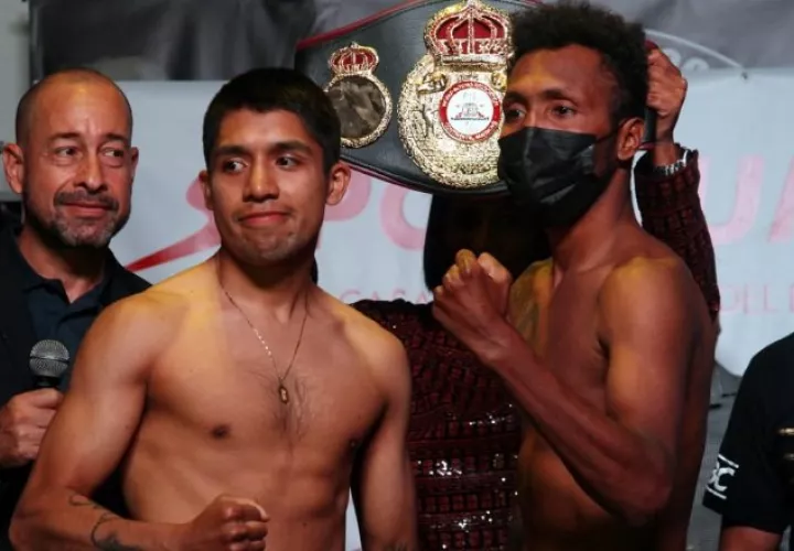 Gustavo Piña y Anselmo 'Chemito' Moreno durante el pesaje . Foto: Víctor Arosemena