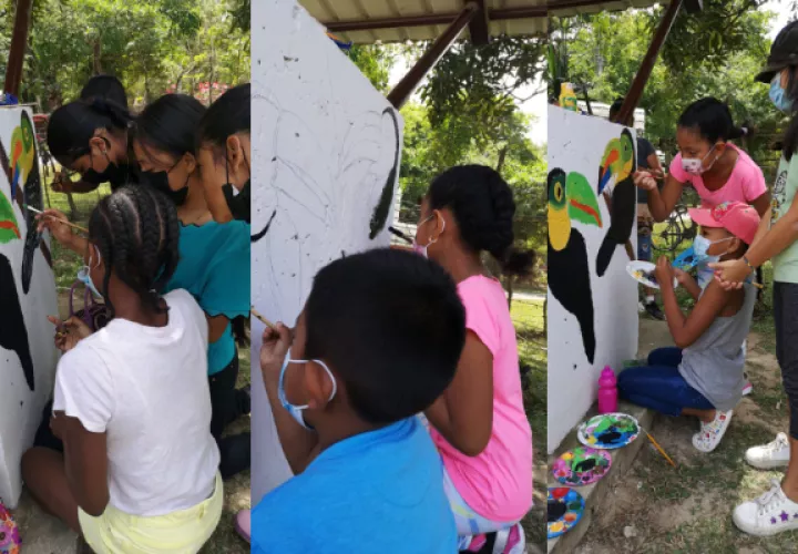 Niños pintando una parada en la comunidad de La Reforma. Fotos: Cortesía