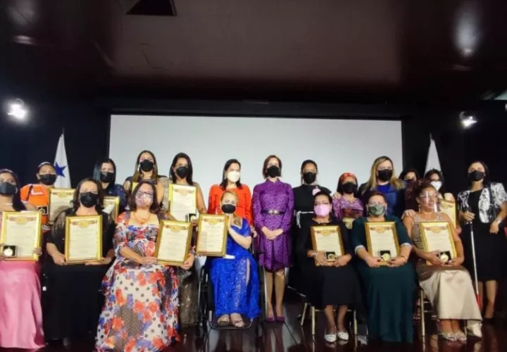 Anyelin junto a las otras 15 mujeres que fueron premiadas por el Inamu con la Condecoración Nacional Medalla 8 de Marzo. 