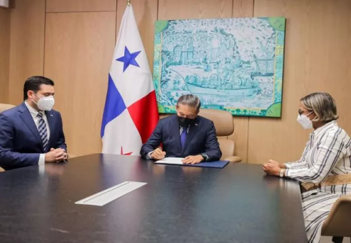 El presidente Laurentino Cortizo firmó el decreto ante las quejas de las falta de medicamentos en farmacias Públicas y alto costo de las medicinas en las farmacias privadas. Foto: Cortesía Presidencia