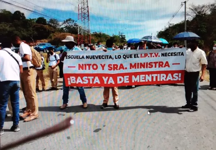 Los manifestantes con pancartas y gritando consignas, se lanzaron a la calle y cerraron la vía. Foto: Melquiades Vásquez 
