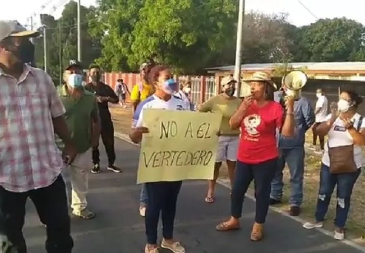 El grupo de personas se mantienen con pancartas y gritando "no al vertedero". Foto: Eric A. Montenegro