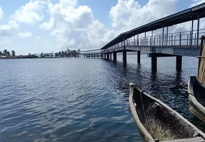 Los puentes peatonales tienen iluminación y son protegidos con rompeolas. Foto: Cortesía Conades