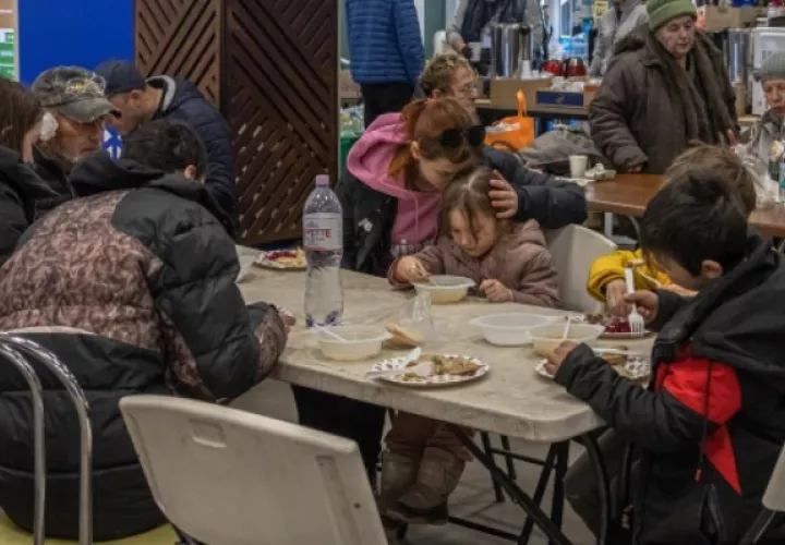 Ucranianos llegados desde Mariupol y Melitopol, en un punto de acogida para desplazados civiles en Zaporiyia. Foto: EFE