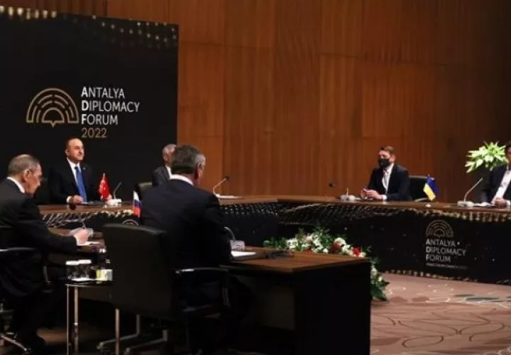 El ministro ruso de Asuntos Exteriores, Sergei Lavrov (i) y su homógo ucraniano, Dmytro Kuleba (enfrente) en la cumbre celebrada este jueves en Antalya, Turquía. EFE