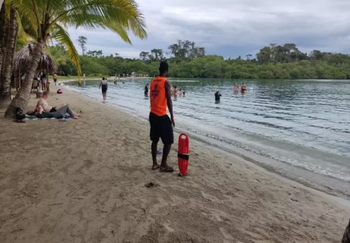 En el operativo  participaron unos 300 técnicos de primeros auxilios y oficiales de emergencias y de búsqueda y rescate. Foto: Cortesía Mingob
