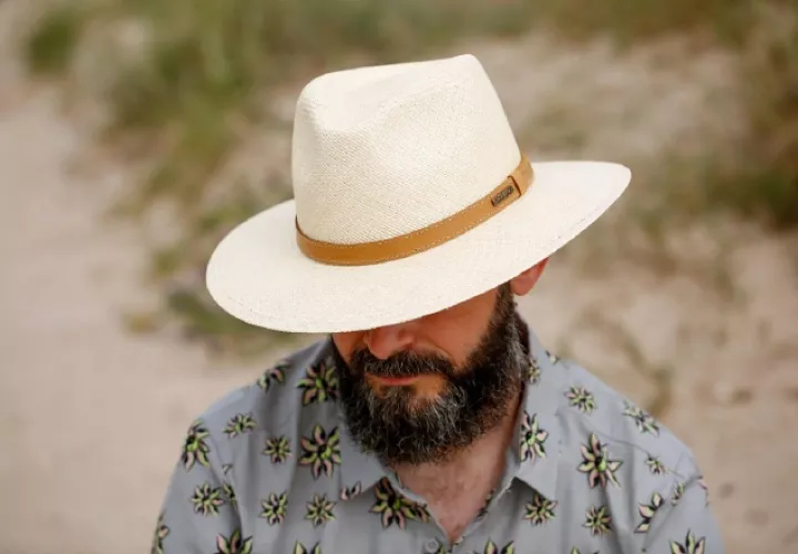 Sombrero Panamá de ala ancha adornado a su alrededor con cinta de cuero marrón. Foto: Pablo Latorre