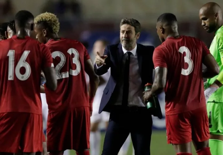 El entrenador Thomas Christiansen de Panamá conversa con los jugadores. Foto:EFE