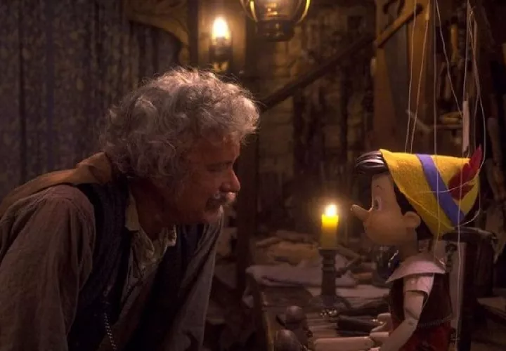 Tom Hanks interactuando con Pinocho cuando aún es una marioneta de madera. Foto: Disney+