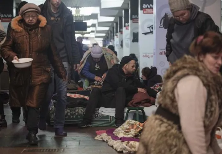 Ciudadanos de Járkov, en el este de Ucrania, permanecen refugiados del asedio ruso en el metro de la ciudad. EFE