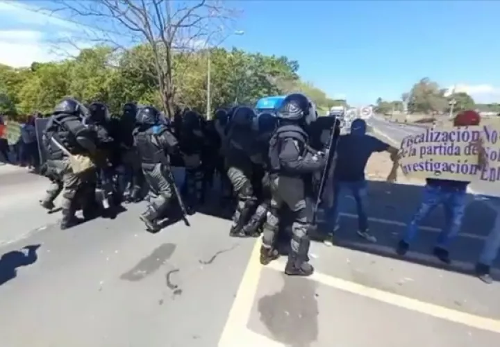 Los antimotines sacaron a los manifestantes que tenían dos horas obstaculizando en tránsito. Foto. Mayra Madrid
