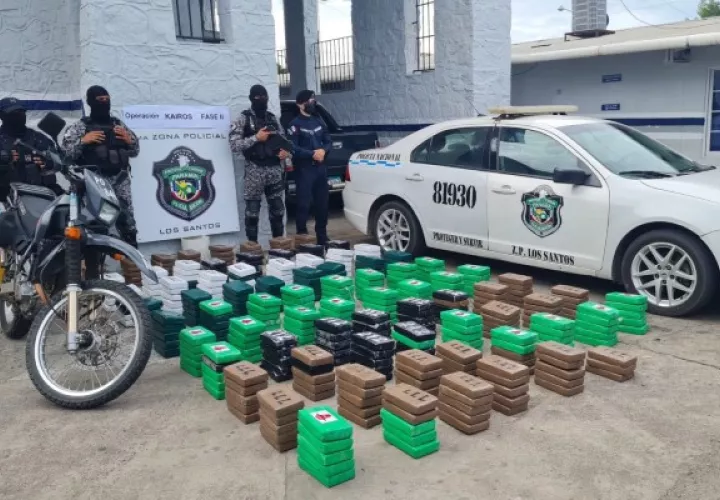 Unos 17 bultos con 388 paquetes de droga fueron encontrados flotando en el sector de El Faro, lo que motivó el inicio de las investigaciones. Foto. Thays Domínguez
