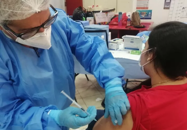 Las  vacunas ayudan a prevenir la aparición de nuevas variantes. Foto: CSS