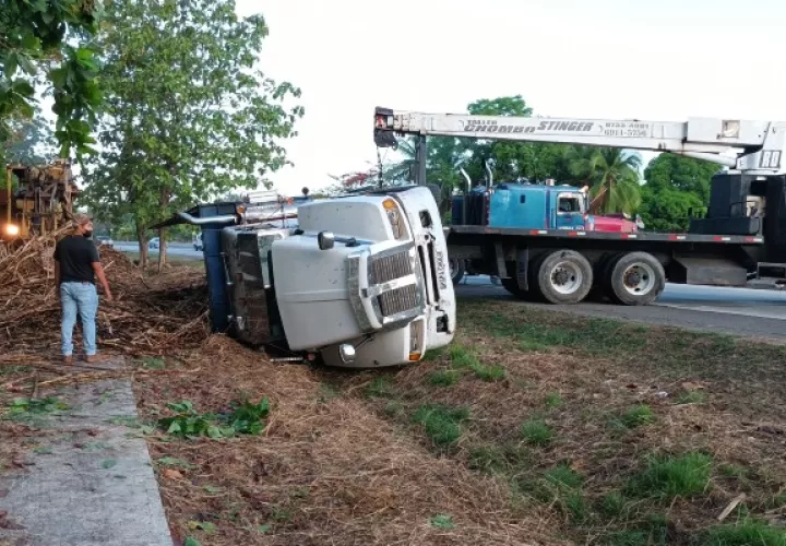 Las autoridades hicieron el llamado a los conductores que cuando transporten carga pesada por áreas como la vía Interamericana se adopten todas las medidas. Foto. Melquiades Vásquez