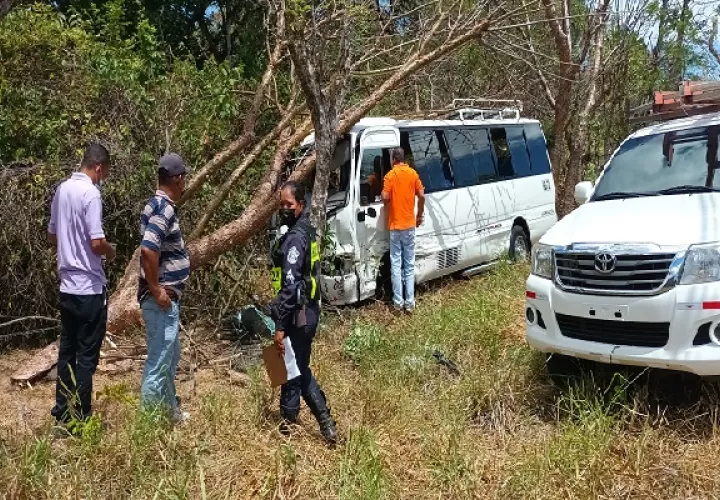 El accidente se produjo luego de que el vehículo tipo pick-up, que viajaba en sentido contrario, perdiera presuntamente el control, impactando al bus en el que viajaban unos 25 pasajeros. Foto. Melquíades Vásquez