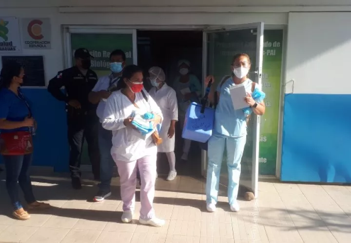 Los padres de familias del Instituto Urracá se molestaron, porque los estudiantes que estaban en el grupo donde resultó positivo el alumno fueron enviados a sus casas y se les exige que este lunes lleven una prueba negativa de covid para poder ingresar a clases. Foto. Melquiades Vásquez