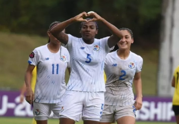 Wendy Natis (5) festeja su gol ante la Mirada de Rosario Vargas (2) y Emily Cedeño. Foto: Fepafut