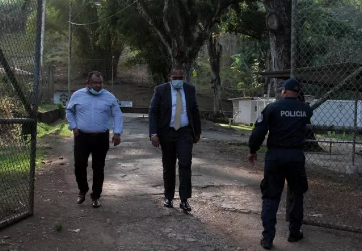 Gilberto Cruz, abogado de Valdés, a su salida del Renacer tras notificarlo de su liberación. Víctor Arosemena.