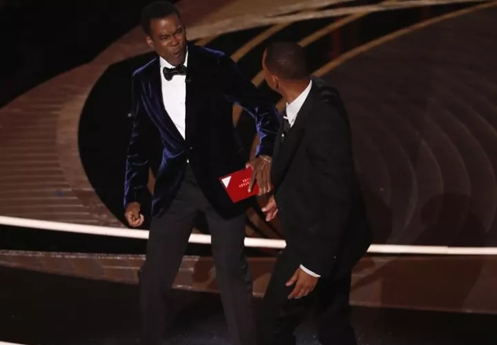 Will Smith abofetea al presentador de la gala Chris Rock. Foto: EFE