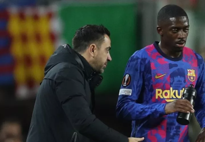 Xavi Hernández (izq.) habla con Dembelé  Foto:EFE