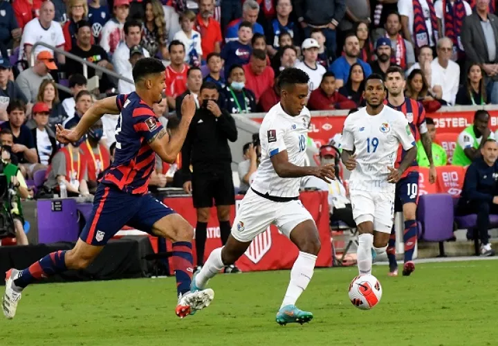 Miles Robinson (izq.) de la selección de Estados Unidos y Edgar Bárcenas . Foto: EFE