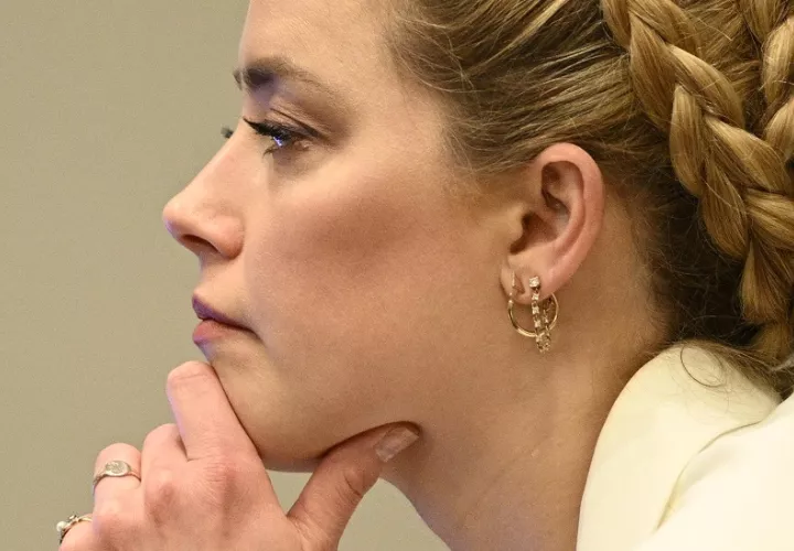 Amber Heard escucha en la sala del Tribunal de Circuito del Condado de Fairfax en Virginia. EFE/EPA/BRENDAN SMIALOWSKI / pool