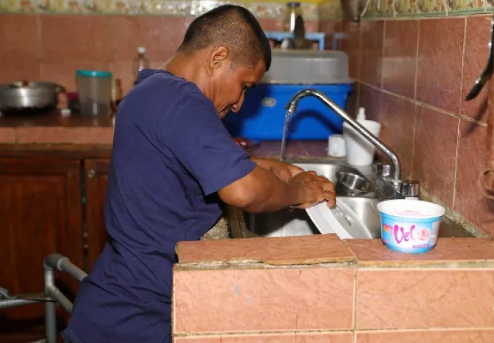 Nicolás Urieta puede realizar unas de las tareas que más le fascina: cocinar. Foto: Cortesía