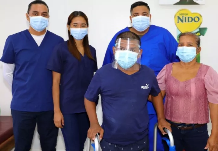 Asistentes de fisioterapia, Belkys Sosa y Kayvin Ramosun y el fisioterapeuta Rolando Méndez Oro. Foto: Cortesía