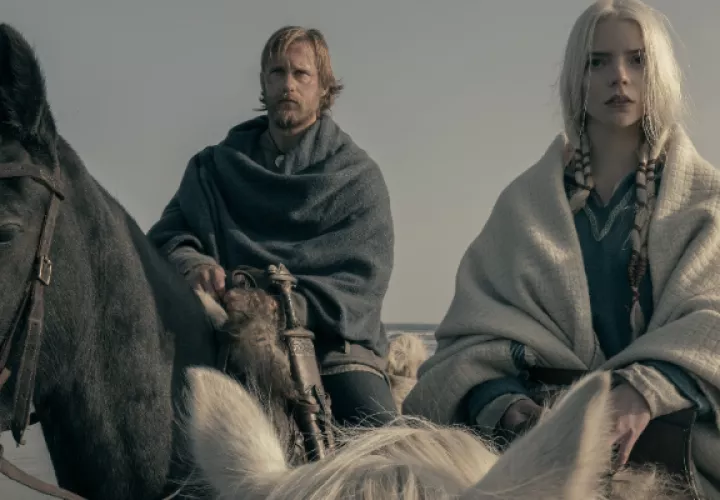 Alexander Skarsgard (i) como Amleth y Anya Taylor-Joy como Olga, durante una escena de la película "The Northman". Foto: EFE / Aidan Monaghan