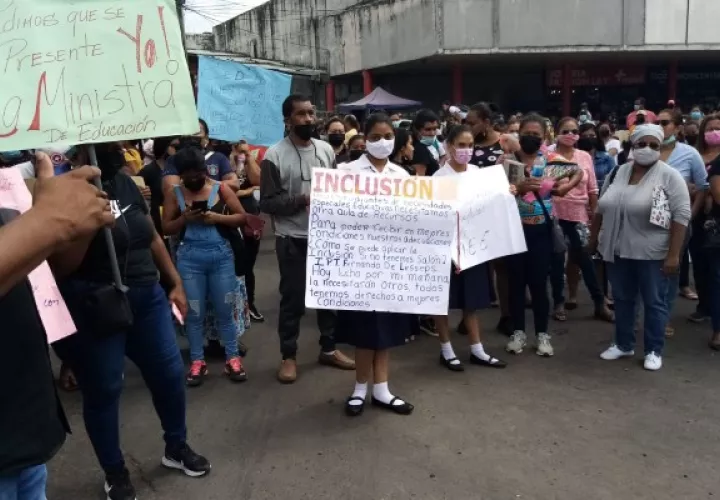 Los docentes de estos centros educativos coinciden en que han agotado las gestiones ante el Ministerio de Educación (Meduca) para lograr las reparaciones que demandan sus escuelas. Foto. Eric Montenegro