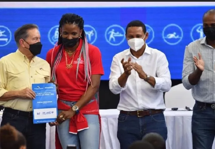 Atheyna Bylon recibe estímulo deportivo de parte de Laurentino Cortizo. Foto: Pandeportes