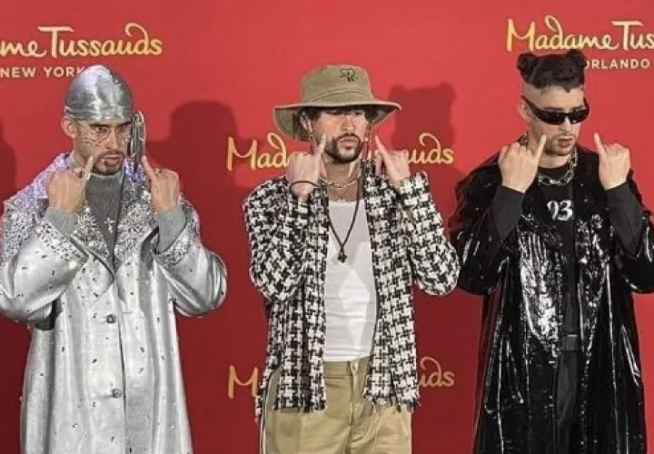 Bad Bunny posando con las figuras de cera. Foto: Twitter