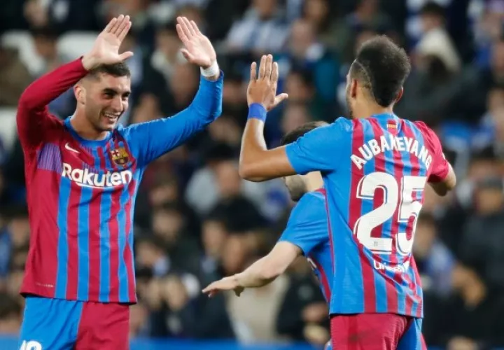 El delantero del FC Barcelona Pierre-Emerick Aubameyang (d) celebra con Ferrán Torres tras marcar ante la Real Sociedad. Foto:EFE