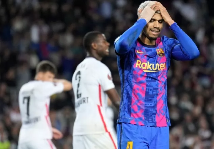 El defensa uruguayo del FC Barcelona, Ronald Araujo, se lamenta. Foto:EFE