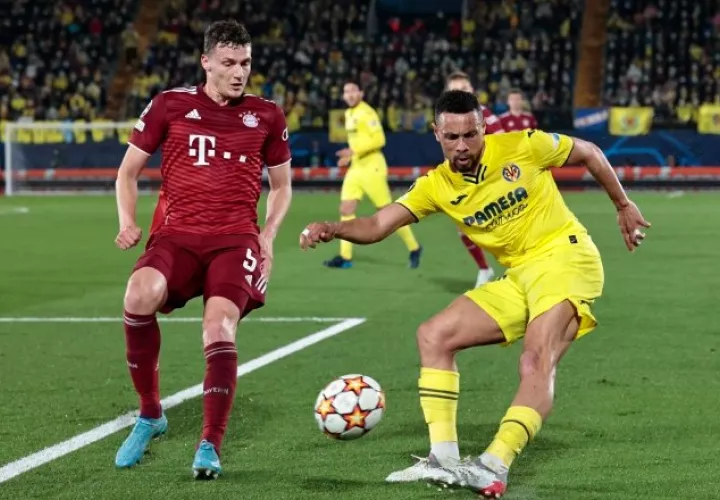 Coquelin del Villarreal (der) y  Benjamin Pavard del Bayern. Foto:EFE  
