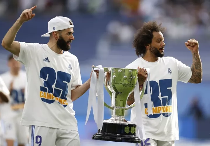 Los jugadores del Real Madrid Karim Benzemá (i) y Marcelo Vieira celebran el título de LaLiga con la copa. Foto:EFE