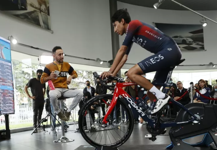 Egan Bernal volvió a subir en una bicicleta. Foto:EFE