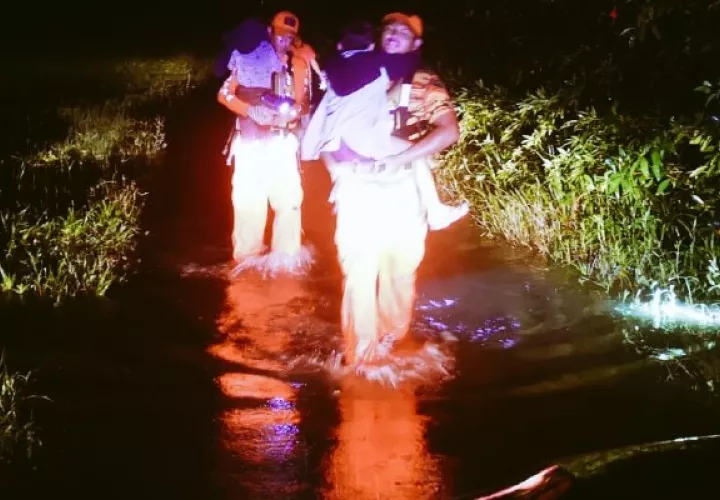 La noche del sábado miembros del Sinaproc trasladaron a unas 17 familias debido al aumento del caudal de algunos ríos. Foto. Sinaproc