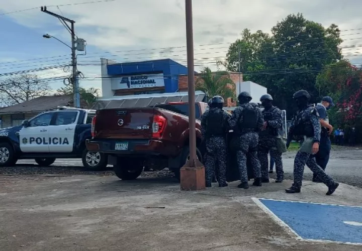 La Policía Nacional mantiene rodeado el sitio para que unidades de Fuerzas Especiales ingresen a la entidad bancaria, ya que no se descarta que los sujetos puedan estar dentro.