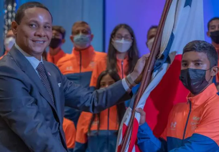 Samir Marciaga de lucha  recibe el emblema patrio de Héctor Brands director de Pandeportes. Foto: Pandeportes