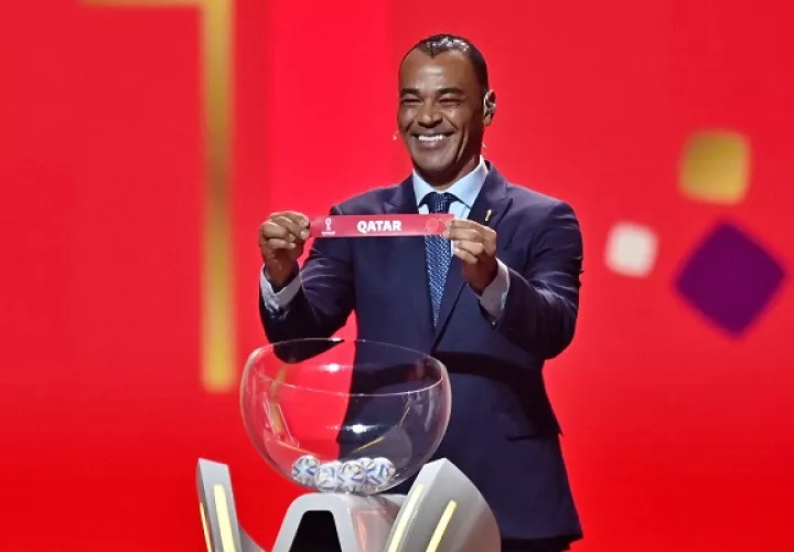 El brasileño Cafú, saca el nombre de Catar. Foto:EFE