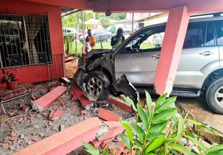 Tras colisionar con la ambulancia, la camioneta impactó la vivienda. Foto: Thays Domínguez