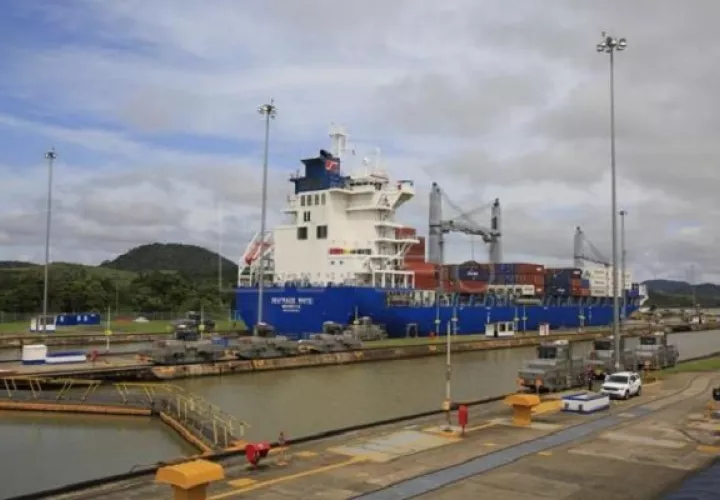 Por el Canal de Panamá pasa el 3,5 % del comercio mundial. Foto: EFE
