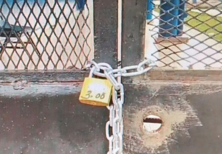Decidieron la mañana de este martes, colocar un candado en la puerta principal. Foto: Diomedes Sánchez 