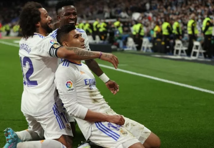 Los brasileños Casemiro (14), Marcelo (izq.) y Vinicius, jugadores del Real Madrid  Foto:EFE