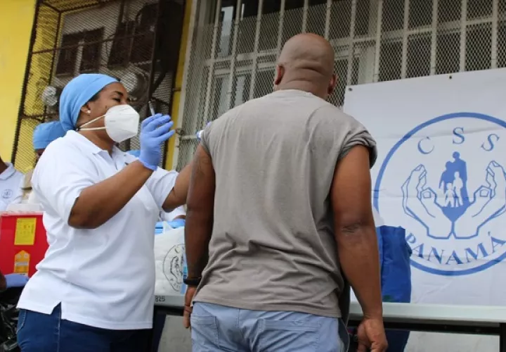 La vacunación está disponible en diferentes puntos del país. Foto: CSS