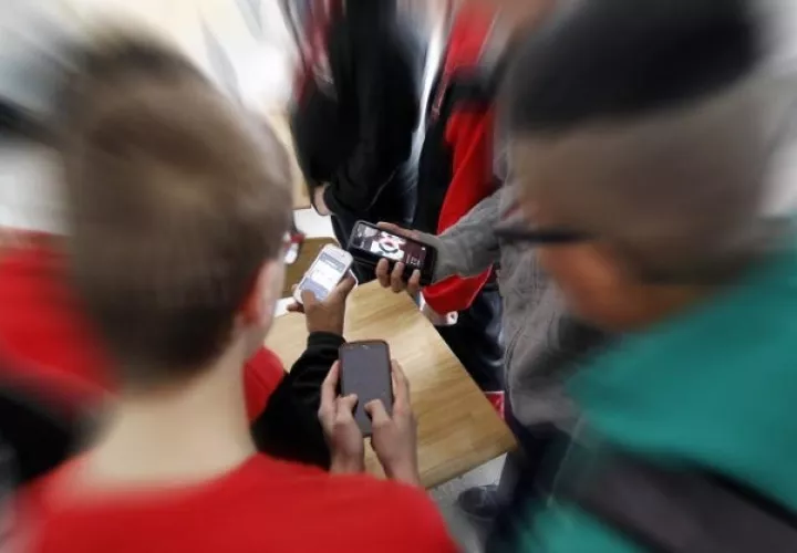 La mayoría de los niños pasan muchas horas usando el celular. Foto: EFE