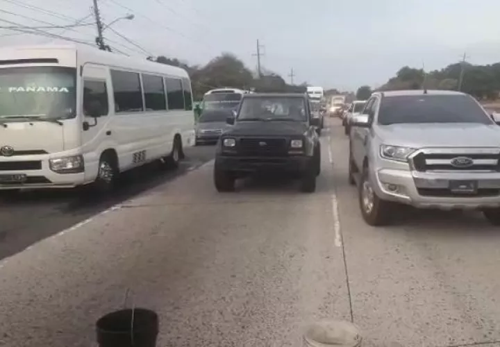 La vía fue despejada luego que las unidades de Operaciones de la Dirección Nacional de Tránsito se presentaran y procedieran a multar a los conductores.