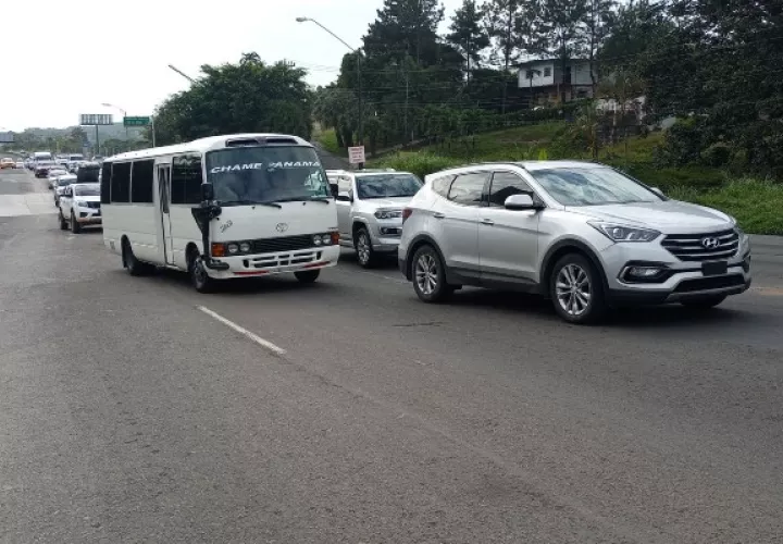 Los miembros de las distintas prestatarias dejaron claro que en esta oportunidad no llevarán a cabo cierre de calles, pero permanecerán en las aceras de diversos puntos de Panamá Oeste. Foto. Eric Montenegro