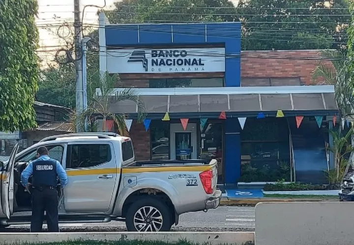 Las autoridades confirmaron que el arma encontrada es la utilizada por la seguridad del banco y que reposaba dentro de la institución. Foto. Mayra Madrid